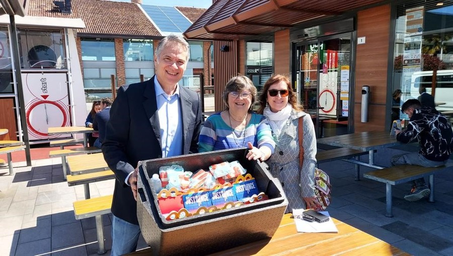 A Tradate McDonald’s e Fondazione Ronald McDonald donano 25 pasti caldi a settimana